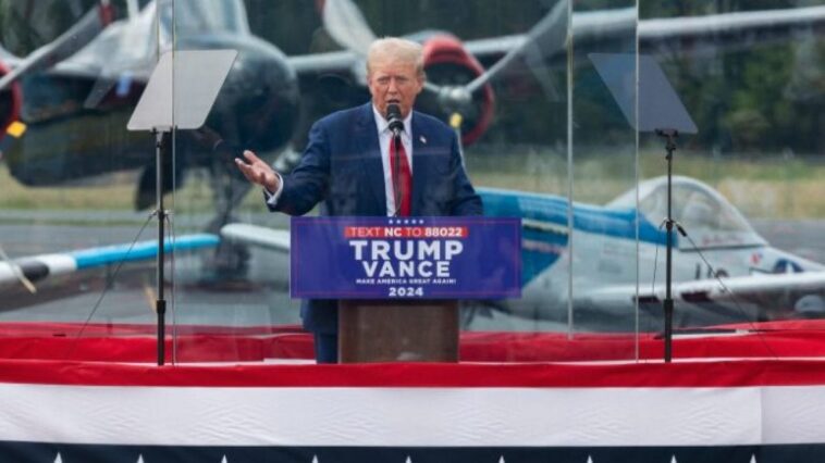 Pourquoi Trump a-t-il parlé dans une cage en verre lors du dernier meeting 1 Image