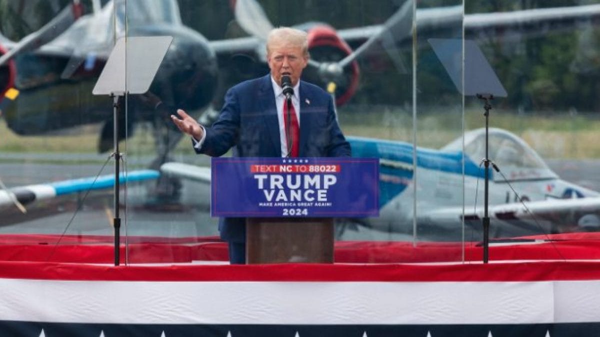 Pourquoi Trump a-t-il parlé dans une cage en verre lors du dernier meeting 2 Image