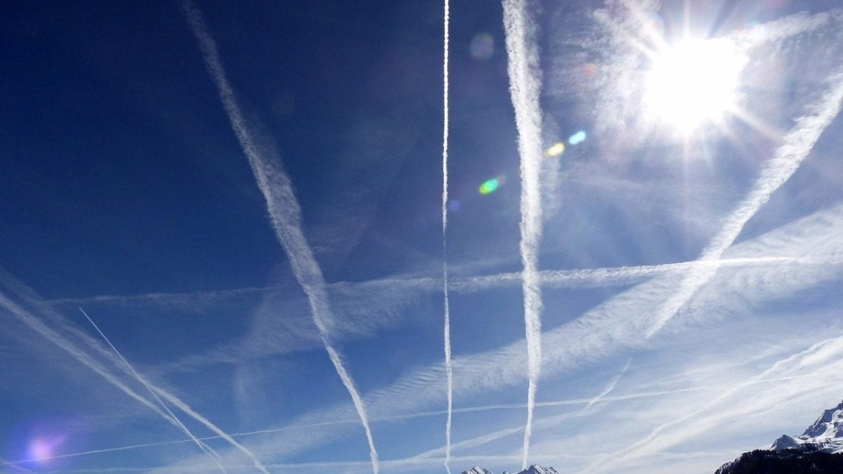 Pourquoi les nouveaux avions et les jets privés qui produisent plus de traînées dans le ciel sont un problème : l'étude 2 Image