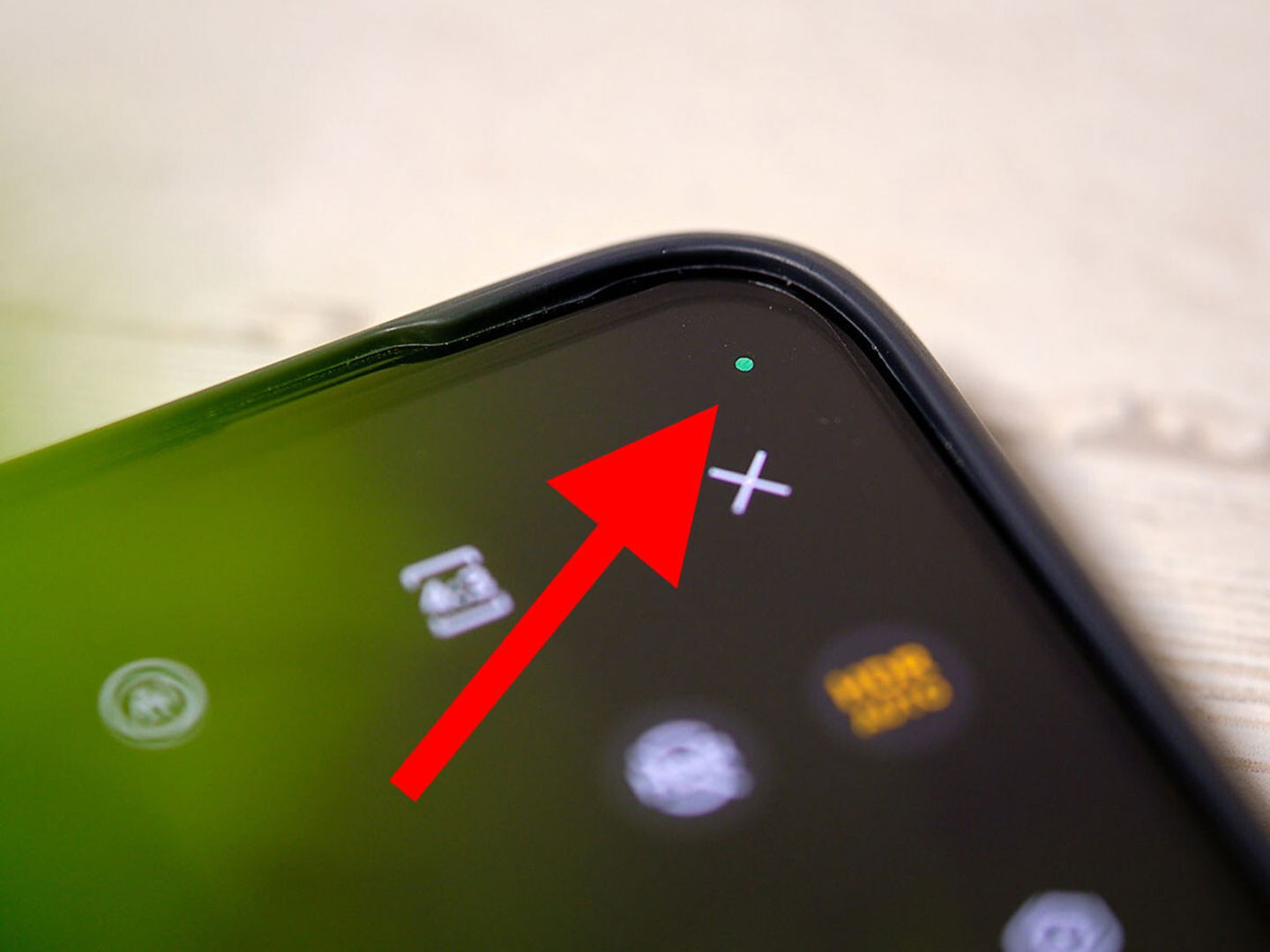 À quoi correspond les led,s lumières ou points de couleur du mobile 3 La lumière verte sur un mobile Android indique que la caméra ou le microphone sont actifs