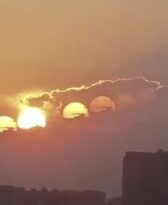 Mystère des sept soleils qui se couchent en Chine résolu : l'explication du phénomène 13 Risolto il “mistero” dei sette soli che tramontano in Cina: la spiegazione del fenomeno