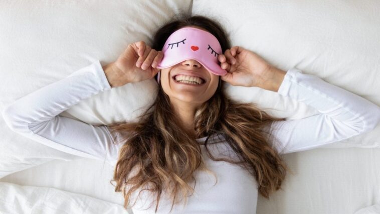 "**Sommeil récupérateur : Dormir plus le week-end réduit le risque de maladies cardiaques ? 1 Image