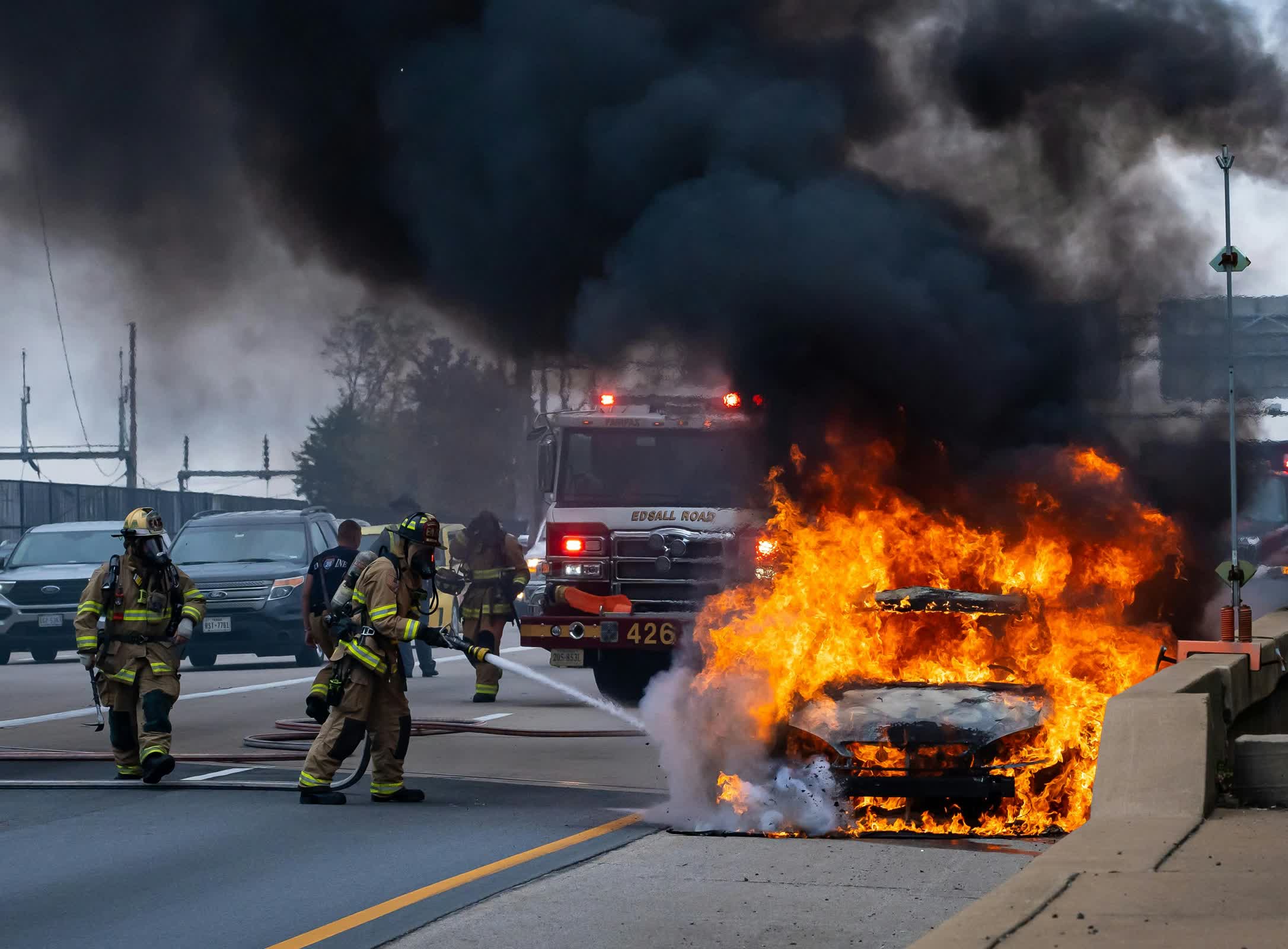 Un Tesla Cybertruck prend feu après avoir percuté une bouche d'incendie 2 Un Tesla Cybertruck prend feu apres avoir percute une bouche