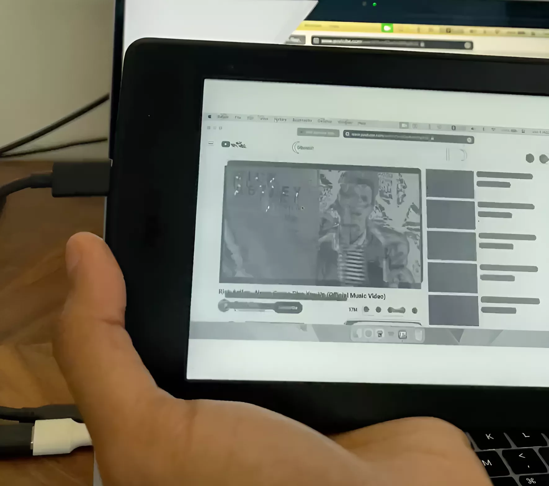 Un développeur jailbreake le Kindle pour le transformer en moniteur E-Ink, et Rickrolls séduit le public 2 Un developpeur jailbreake le Kindle pour le transformer en moniteur