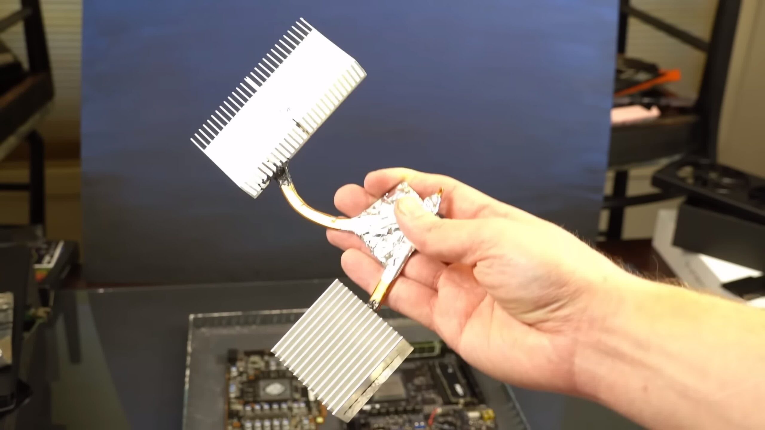 Un passionné de technologie fabrique un ordinateur portable de jeu personnalisé entièrement à partir de composants de bureau