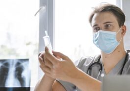 Professionnel de santé avec un vaccin à la main et une radiographie des poumons en arrière-plan