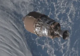Image de la fusée de la taille d'un bus dans l'espace