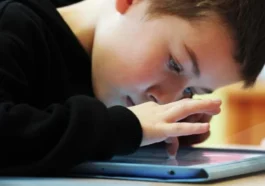 O seu filho usa o tablet muito perto dos olhos. Veja como ativar a Distância de ecrã