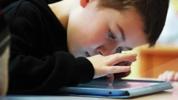 Votre enfant utilise la tablette très près de ses yeux. Découvrez comment activer la Distance d'écran 10 O seu filho usa o tablet muito perto dos olhos. Veja como ativar a Distância de ecrã