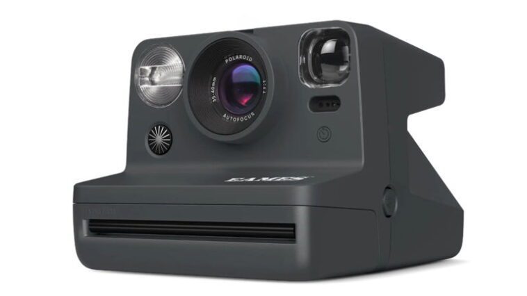 Vous allez vouloir la nouvelle édition du Polaroid Now Generation 2, une ode au style rétro d'une alliance iconique 1 Vous allez vouloir la nouvelle édition de la Polaroid Now Generation 2, un hommage au style rétro d'une alliance iconique