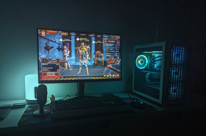 Comment j'ai prouvé à mon FAI que ma connexion internet était mauvaise 3 Un PC de jeu avec des lumières RGB synchronisées exécutant Apex Legends.