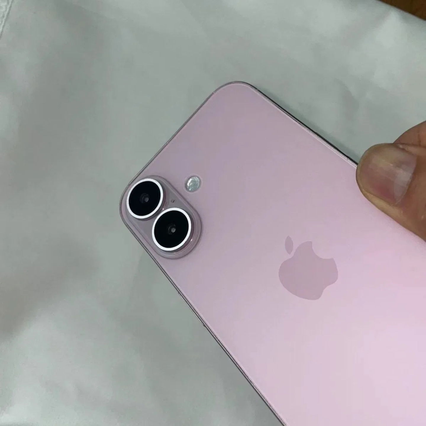 iPhone 16 et iPhone 16 Pro : voici tout ce que nous savons à moins d'une semaine de leur présentation 5 Maquette de l'iPhone 16