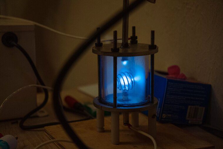 Un étudiant en mathématiques construit un réacteur à fusion à la maison avec l'aide del'AI et 2 000$ 1 Math student builds fusion reactor at home with help from Claude AI and $2,000