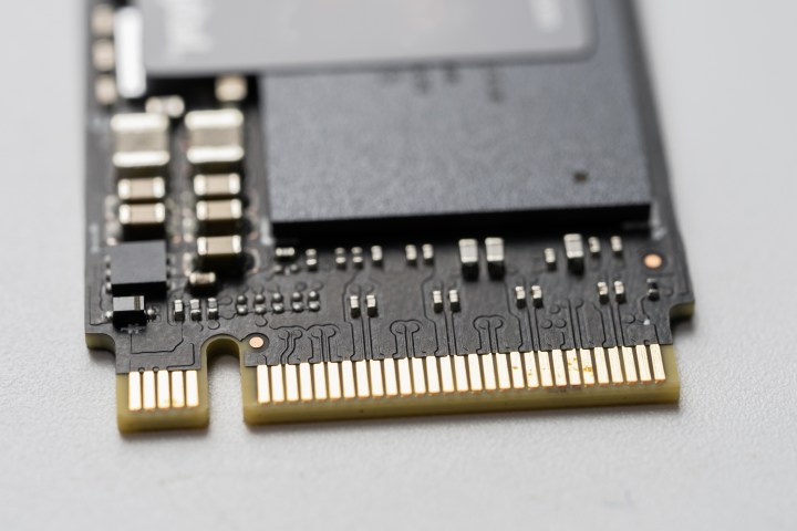 Qu'est-ce que le NVMe ? Tout ce que vous devez savoir sur le stockage haute vitesse 3 Gros plan sur un SSD NVMe M.2 2280.