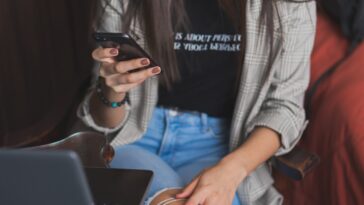 Un partenaire de Facebook admet avoir écouté des conversations via des micros de téléphone à des fins de ciblage publicitaire 3 Facebook partner admits to eavesdropping on conversations via phone mics for ad targeting
