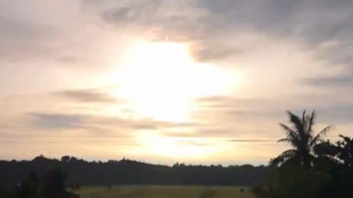 Un astéroïde a explosé dans le ciel des Philippines, l'impact était prévu avec des heures d'avance : la vidéo 2 L'astéroide 2024 RW1 explose dans le ciel de l'île de Luzon, Philippines. Crédit : Capture d'écran X