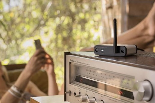 Comment utiliser Plex Media Server pour regarder tous vos médias 13 Une personne écoutant de la musique avec l'Audioengine B-Fi.