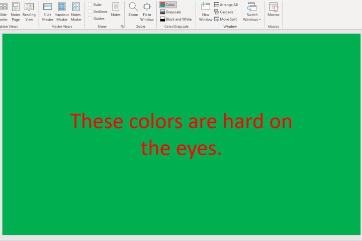 Meilleures pratiques pour créer des slides PowerPoint impressionnantes 4 Texte rouge sur un diapositive verte dans PowerPoint.
