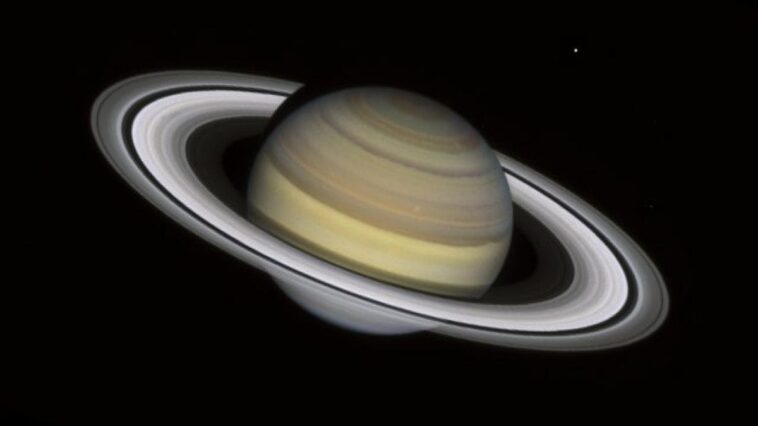 Découverte de 128 nouvelles lunes autour de Saturne, portant son total à 274 : Jupiter battu à plate couture ! 1 La planète aux anneaux Saturne. Crédits : NASA