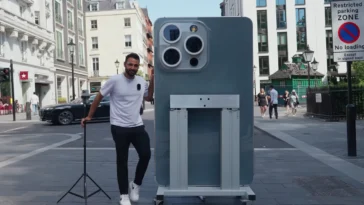 Des YouTubers créent une réplique géante d'iPhone de 2 mètres : Regardez comment 30 Largest iPhone replica by Youtubers
