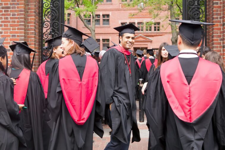 Est-il temps d'abolir complètement les notes à l'université ? Pourquoi les universités américaines attribuent-elles trop de notes A 1 Is it time to abolish college grades entirely? Why American universities are handing out too many A