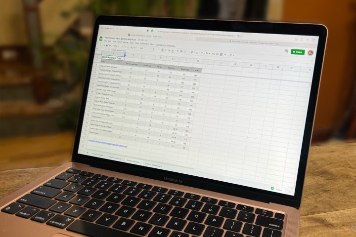 Google Sheets est ouvert dans le navigateur Safari sur un MacBook Air.