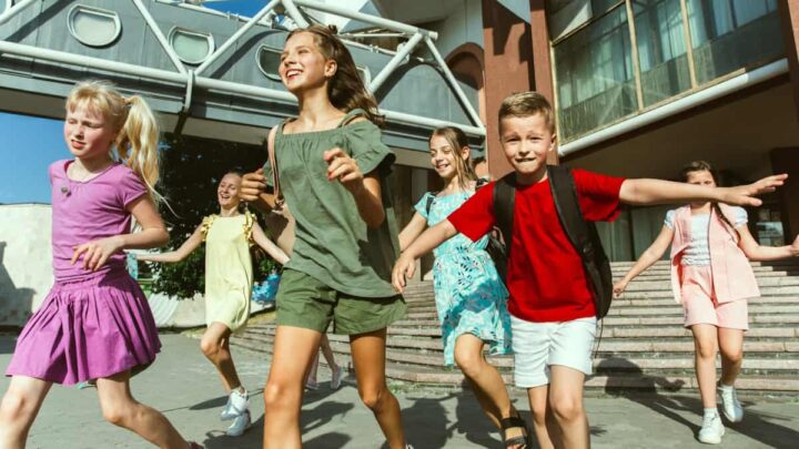 Le gouvernement recommande l'interdiction de l'utilisation des téléphones portables pour les élèves du 1er et 2e cycles 3 Enfants dans la cour de récréation