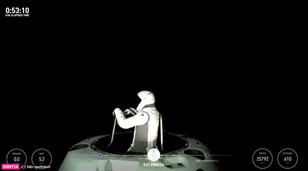 Qui est Jared Isaacman, le milliardaire qui a réalisé la première promenade spatiale sans être un astronaute 6 La sortie de la capsule Dragon de Sarah Gillis, l'employée de SpaceX, pour sa marche spatiale / Crédit : Polaris Dawn SpaceX