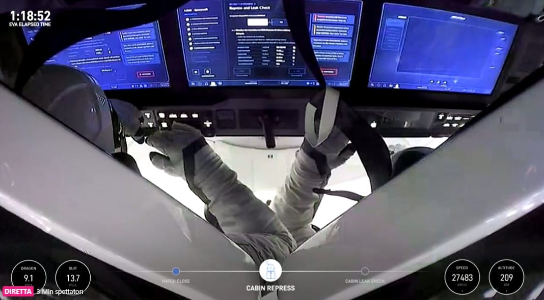 Qui est Jared Isaacman, le milliardaire qui a réalisé la première promenade spatiale sans être un astronaute 8 L'équipage de la mission Polar Dawn de SpaceX à nouveau à ses postes, prêt à retourner sur Terre / Crédit : Polar Dawn SpaceX