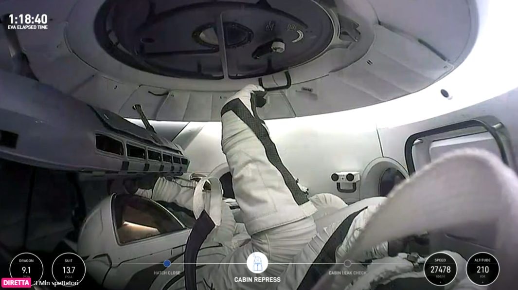 Qui est Jared Isaacman, le milliardaire qui a réalisé la première promenade spatiale sans être un astronaute 7 L'employée de SpaceX, Sarah Gillis, la deuxième personne à avoir complété la marche spatiale, ferme le sas de la Dragon au retour de l'activité extravéhiculaire / Crédit : Polaris Dawn SpaceX
