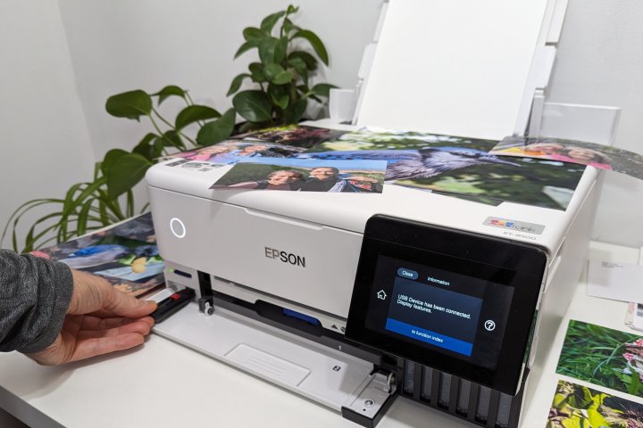 Les meilleures imprimantes photo que vous pouvez acheter en 2024 3 Impression au cœur de l’action grâce à l’EcoTank ET-8500 qui supporte les cartes SD et les clés USB.