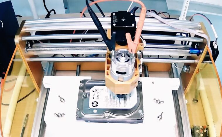 Microsoft fait preuve d'intelligence en matière de recyclage des disques durs grâce à des robots qui extraient les métaux précieux 1 Microsoft gets smart about HDD recycling with robots that extract valuable metals