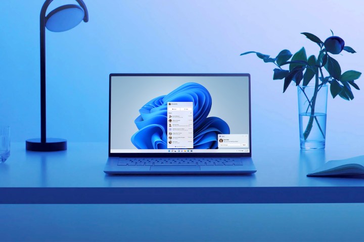 Ordinateur portable posé sur un bureau affichant l'expérience intégrée de Microsoft Teams sous Windows 11.