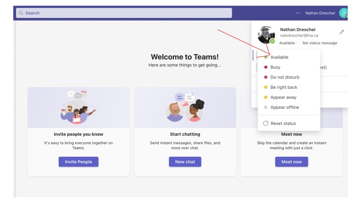 Comment garder Microsoft Teams actif 6 MS Teams avec une flèche rouge pointant vers le statut Disponible