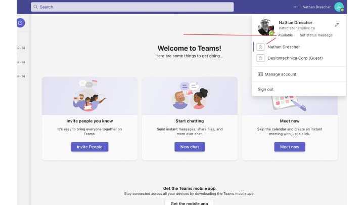 Comment garder Microsoft Teams actif 5 MS Teams avec une flèche rouge indiquant où cliquer sur le statut actuel.