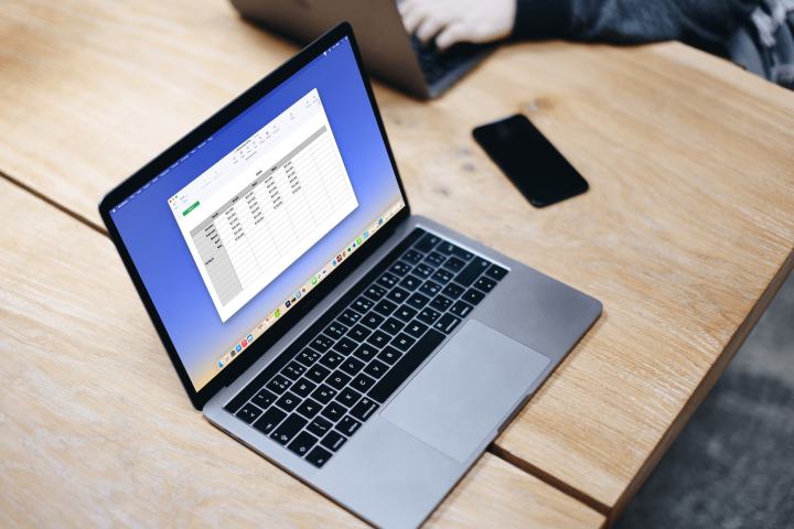 MacBook avec Apple Numbers sur une table.