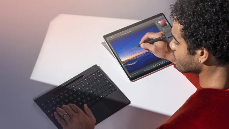 Les meilleurs ordinateurs portables Copilot+: Ce que vous devez prendre en compte lors de l'achat 7 Le Surface Pro est remarquablement flexible. (Photo : Microsoft)
