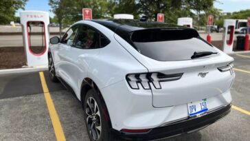 L'offre excédentaire sur le marché des véhicules électriques fait baisser les prix alors que les constructeurs automobiles révisent leurs prévisions de production 11 Oversupply in the EV market drives down prices as automakers revise their production outlook