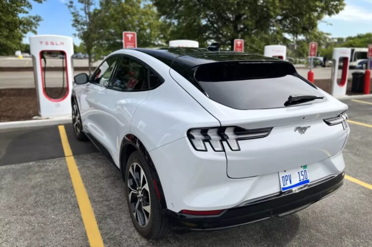 L'offre excédentaire sur le marché des véhicules électriques fait baisser les prix alors que les constructeurs automobiles révisent leurs prévisions de production 1 Oversupply in the EV market drives down prices as automakers revise their production outlook
