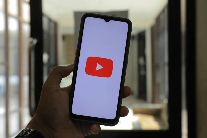 C'était une semaine énorme pour l'IA. Voici les 5 plus grandes annonces 5 Un logo YouTube sur un écran de téléphone