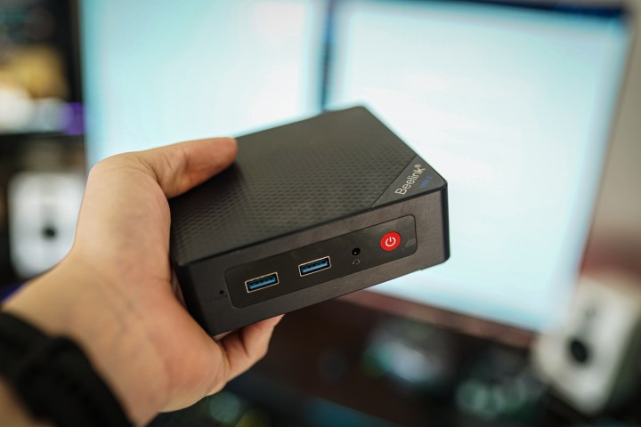 J'ai abandonné le streaming pour un serveur Plex. Je ne reviendrai jamais en arrière 3 Une main tenant un mini PC Beelink.