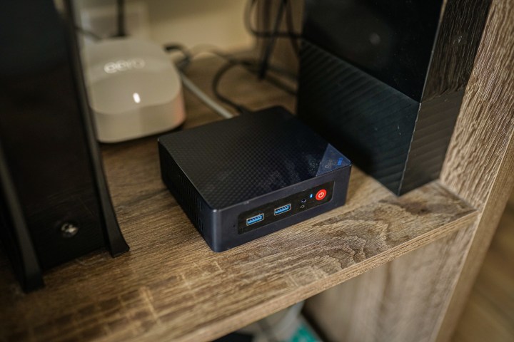 J'ai abandonné le streaming pour un serveur Plex. Je ne reviendrai jamais en arrière 9 Un mini PC connecté à un routeur réseau.