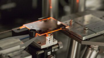 Une startup lève 8,5 millions de dollars pour fabriquer des puces à substrat en verre, compte l'OTAN parmi ses investisseurs 30 Startup raises $8.5M to build glass substrate chips, counts NATO as an investor