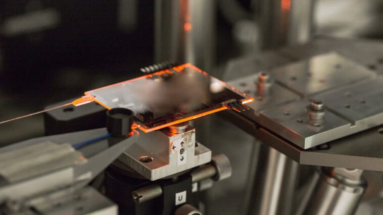 Une startup lève 8,5 millions de dollars pour fabriquer des puces à substrat en verre, compte l'OTAN parmi ses investisseurs 1 Startup raises $8.5M to build glass substrate chips, counts NATO as an investor