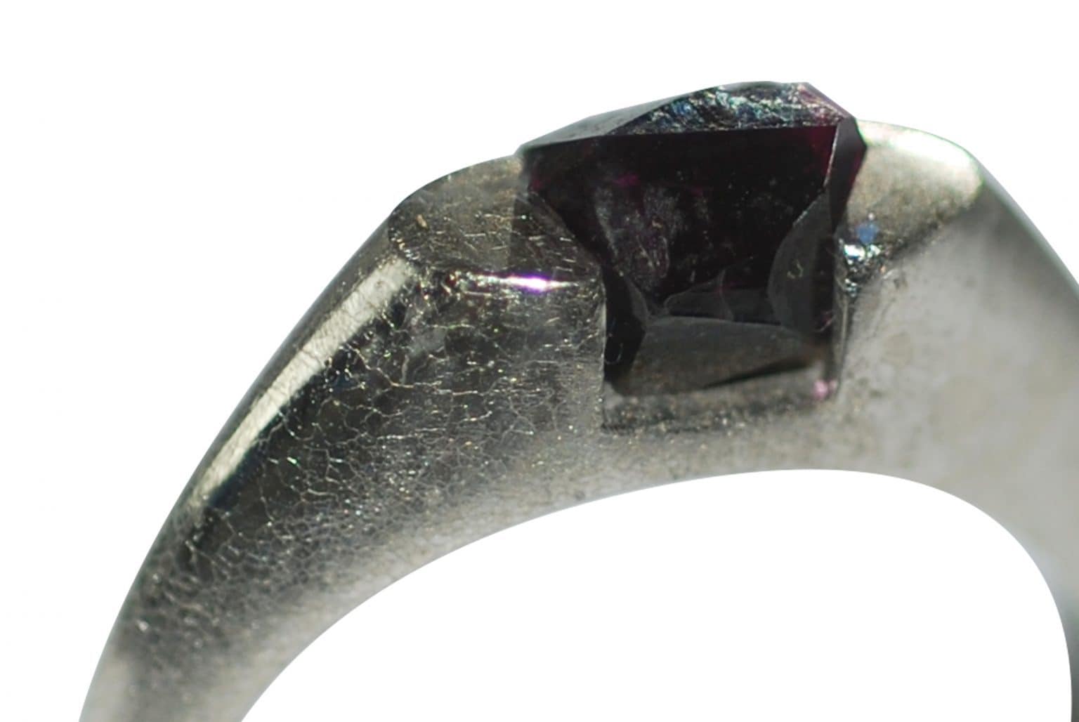 Une scientifique fait croître un magnifique rubis sur une bague en platine et révolutionne la bijouterie 4 Crédit : Sofie Boons