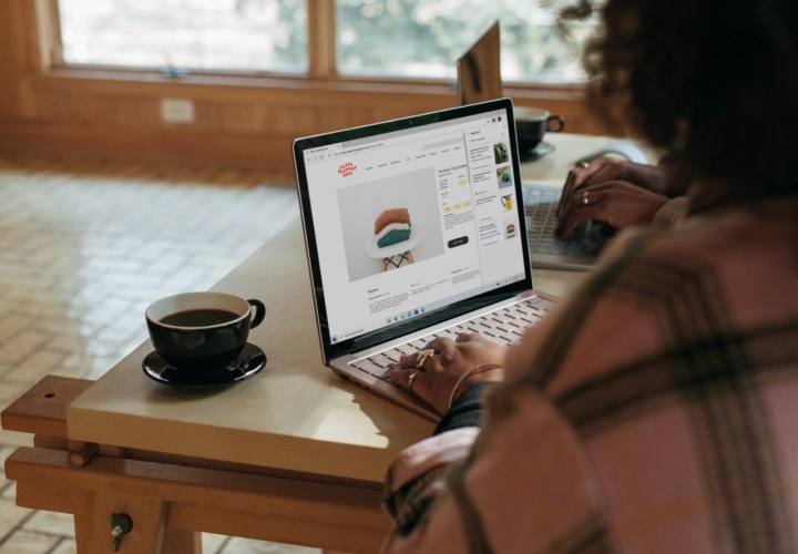 Comment installer et désinstaller Microsoft Edge 7 A person sitting at a desk, using a laptop.