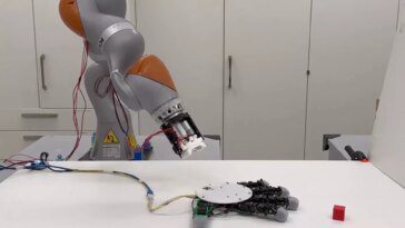 Rencontrez le robot avec une main détachable et autonome 14 Meet the robot with a detachable, self-crawling hand
