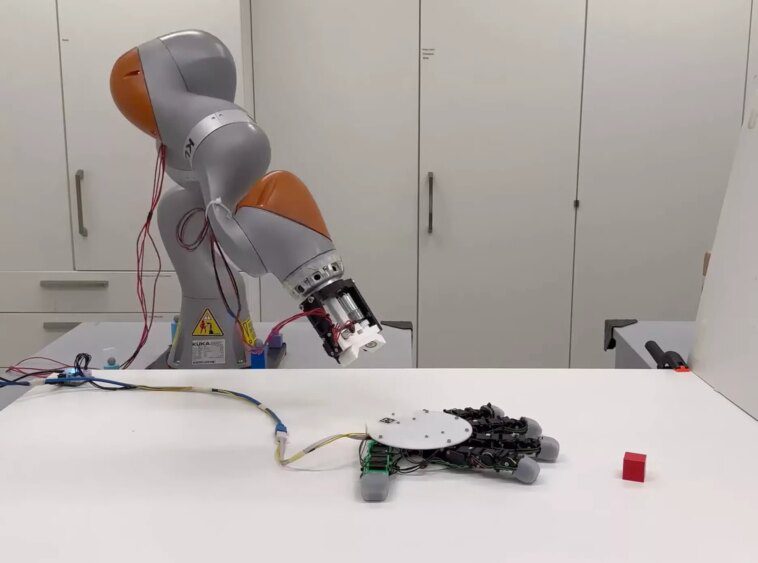 Rencontrez le robot avec une main détachable et autonome 1 Meet the robot with a detachable, self-crawling hand