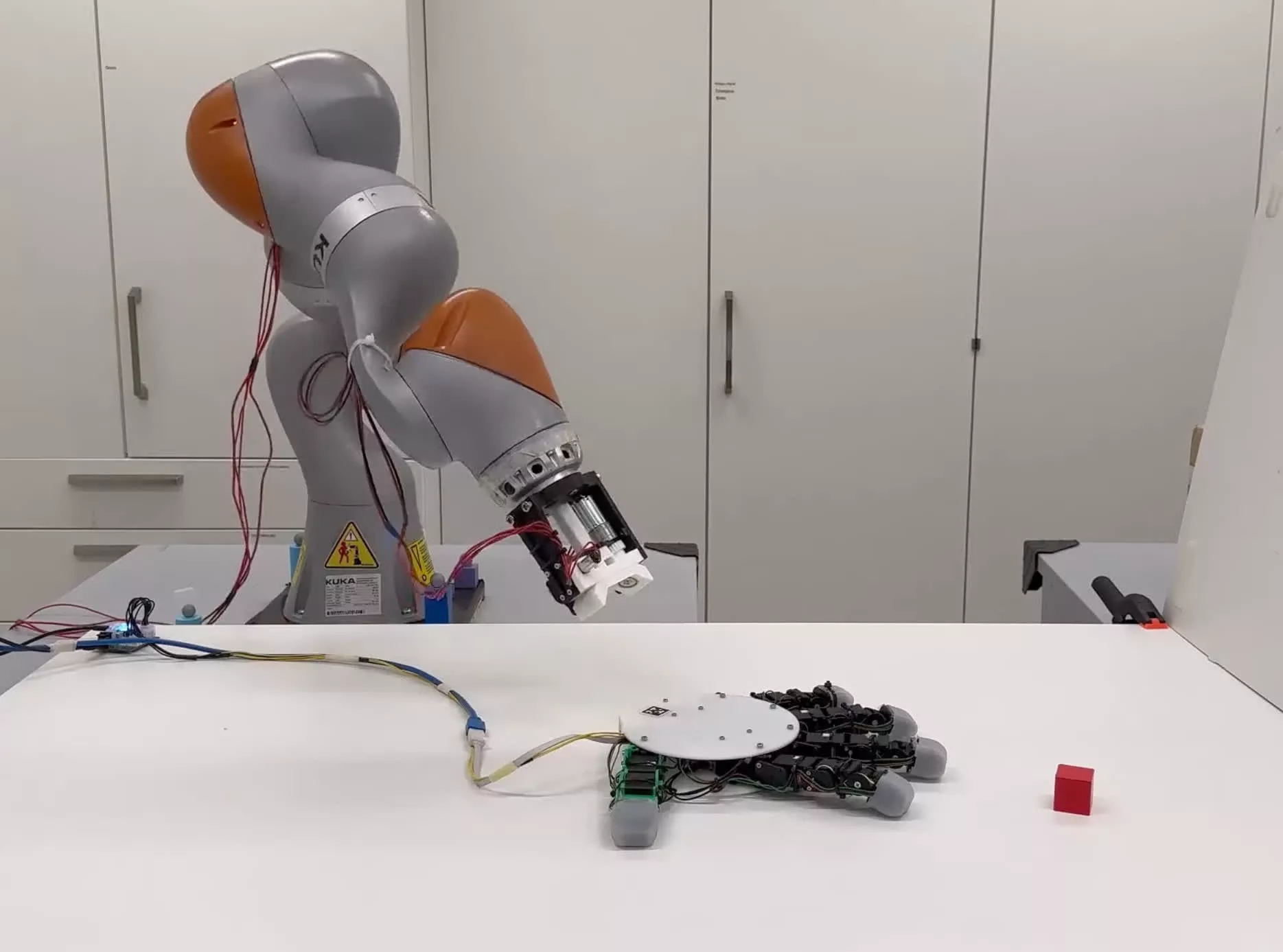 Rencontrez le robot avec une main détachable et autonome 4 Meet the robot with a detachable, self-crawling hand