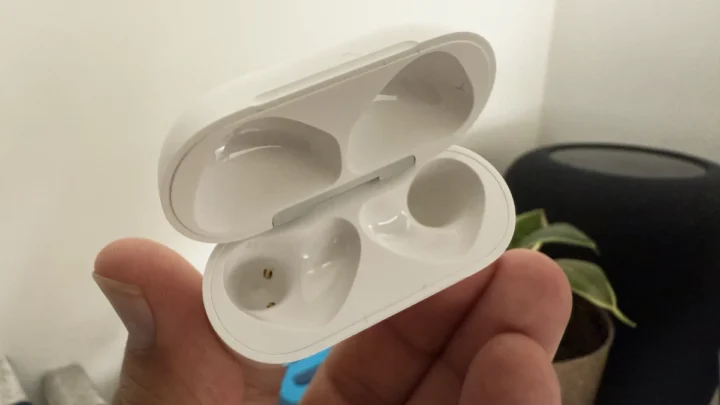 Comment nettoyer ses AirPods correctement 6 1727551799 32 AirPods 4 contre AirPods 3 vaut il la peine de.webp